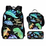 Un sac à dos dinosaure au design spatial dessin animé noir, avec plusieurs dinosaures colorés, des planètes et des étoiles, vu avec ses accessoires assortis.