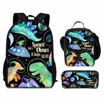 Un sac à dos dinosaure au design spatial dessin animé noir, avec plusieurs dinosaures colorés, des planètes et des étoiles, vu avec ses accessoires assortis.