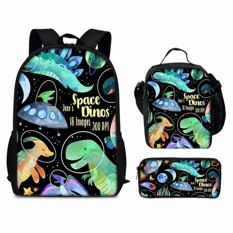 Un sac à dos dinosaure au design spatial dessin animé noir, avec plusieurs dinosaures colorés, des planètes et des étoiles, vu avec ses accessoires assortis.