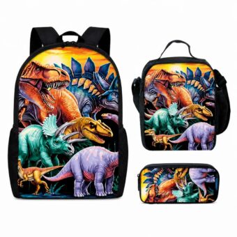 Un sac à dos dinosaure orné de motifs variés colorés, avec des dinosaures multicolores dessinés sur l’avant, posé à côté d’un sac à bandoulière et d’une trousse assortie sur fond blanc.