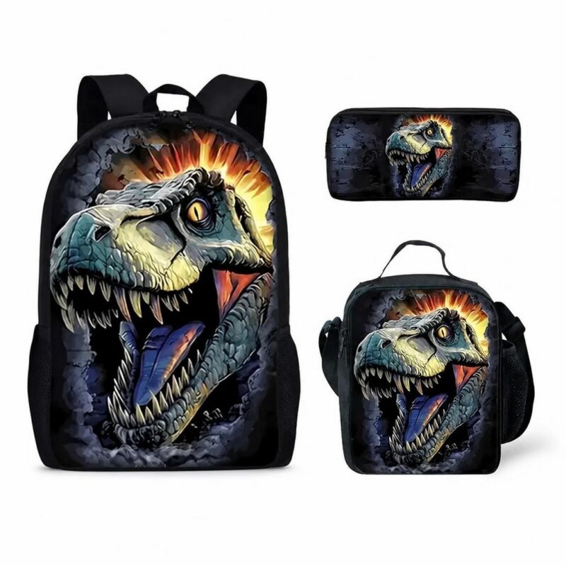 Un sac à dos dinosaure tyrannosaure rugissant en flammes ardentes noir avec un grand motif de tête de dinosaure, accompagné d’une trousse et d’un petit sac assortis sur fond blanc.