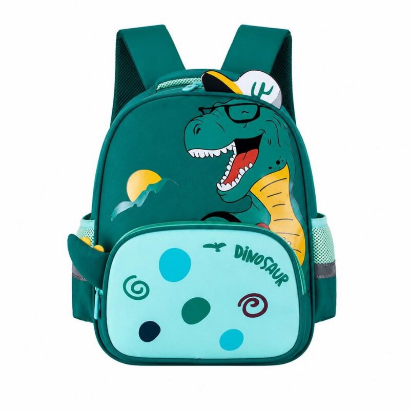 Un Sac à dos dinosaure pour la maternelle et jeune enfant vert avec un grand dessin de dinosaure, une poche avant bleue à pois et des bretelles rembourrées.