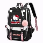 Un sac à dos Hello Kitty au style ultra tendance noir et blanc, avec un pompon rose, des sangles roses et le dessin de Hello Kitty sur le devant.