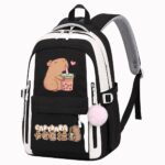 Un sac à dos capybara couché buvant du bubble tea noir et blanc, avec un dessin de capybara et une petite boule fluffy rose sur le côté, sur fond blanc.