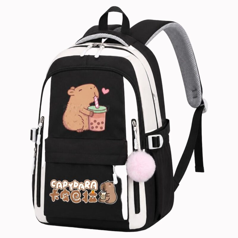 Un sac à dos capybara couché buvant du bubble tea noir et blanc, avec un dessin de capybara et une petite boule fluffy rose sur le côté, sur fond blanc.