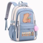 Un sac à dos capybara debout buvant un bubble tea bleu clair et beige, avec un dessin de capybara sur le devant, des poches zippées et un pompon rose.