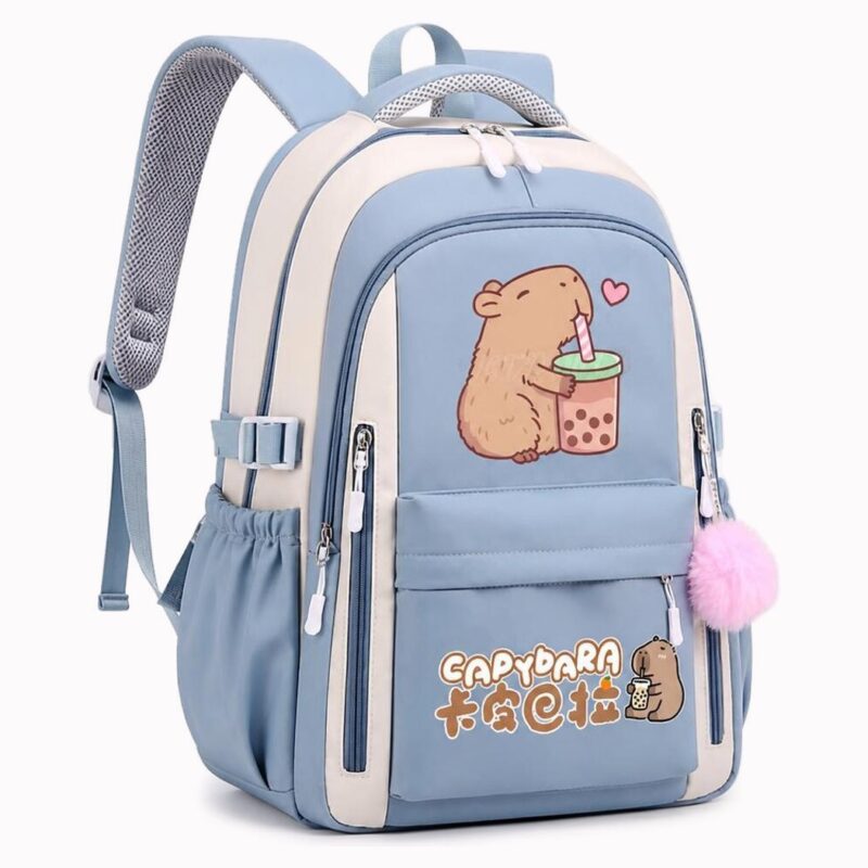 Un sac à dos capybara debout buvant un bubble tea bleu clair et beige, avec un dessin de capybara sur le devant, des poches zippées et un pompon rose.