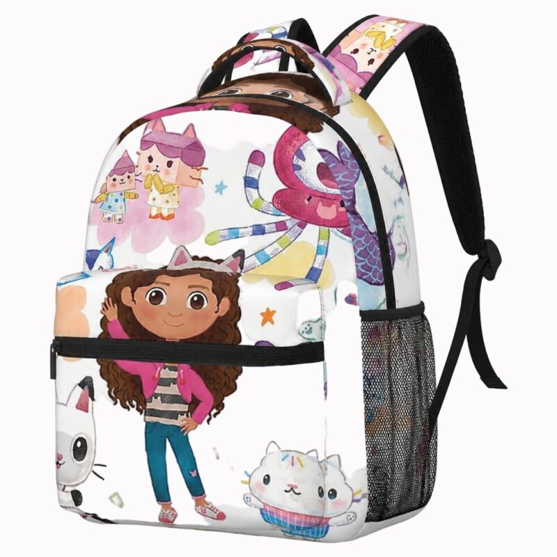 Un sac à dos Gabby Chat blanc aux personnages variés avec des dessins colorés de chats et une petite fille, sur fond blanc.