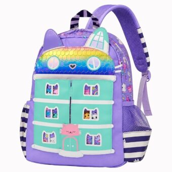 Un sac à dos Gabby Chat en forme de maison colorée, violet et turquoise, avec oreilles de chat, petites fenêtres et motifs de dessins animés, posé sur fond blanc.