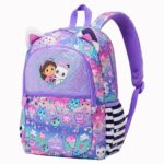 Un sac à dos Gabby Chat au motif cœur avec Pandy violet et rose, avec oreilles de chat, imprimé coloré et bretelles confortables, posé sur fond blanc.