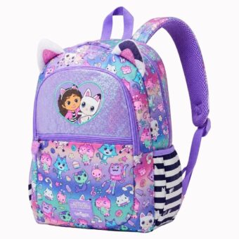 Un sac à dos Gabby Chat au motif cœur avec Pandy violet et rose, avec oreilles de chat, imprimé coloré et bretelles confortables, posé sur fond blanc.