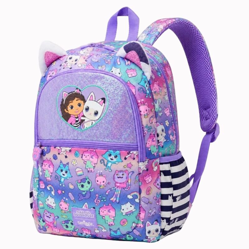 Un sac à dos Gabby Chat au motif cœur avec Pandy violet et rose, avec oreilles de chat, imprimé coloré et bretelles confortables, posé sur fond blanc.