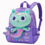 Un Sac à dos Gabby Chat à motif en relief pour maternelle violet avec une petite peluche de chat sirène, des oreilles en relief et des bretelles rembourrées, sur fond blanc.