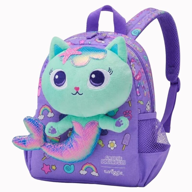 IMG_sac_dos_gabby_chat_motif_relief_maternelle_1.jpg Un Sac à dos Gabby Chat à motif en relief pour maternelle violet avec une petite peluche de chat sirène, des oreilles en relief et des bretelles rembourrées, sur fond blanc.
