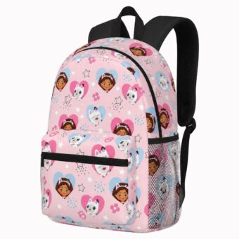 Un sac à dos Gabby Chat orné de pattes et de cœurs rose, avec des motifs de petits visages et une poche avant, sur fond blanc.