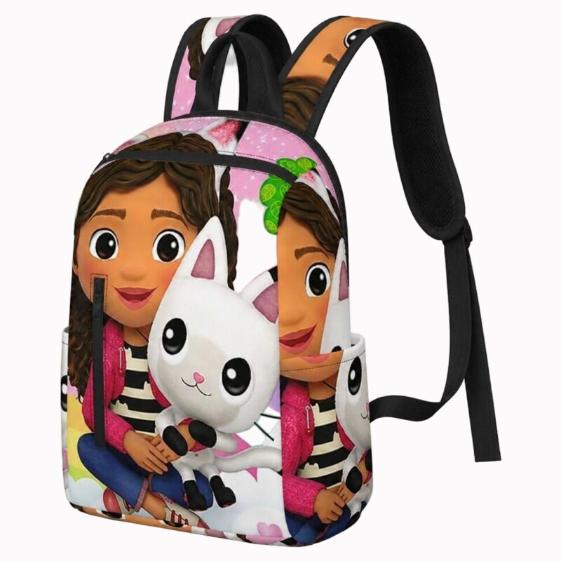 Un sac à dos Gabby Chat au style Nordic ludique avec Gabby et le chat, décoré de couleurs vives et de grands dessins amusants sur fond blanc.