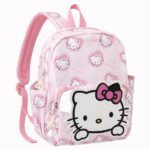 Un sac à dos Hello Kitty ergonomique pour la rentrée rose avec bretelles rembourrées et poche avant, décoré de motifs Hello Kitty, sur fond blanc.