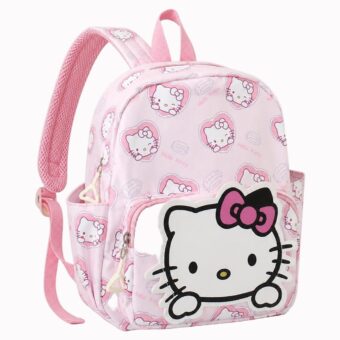 Un sac à dos Hello Kitty ergonomique pour la rentrée rose avec bretelles rembourrées et poche avant, décoré de motifs Hello Kitty, sur fond blanc.
