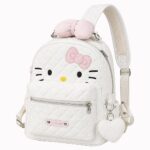 Un sac à dos Hello Kitty matelassé de grande capacité blanc, avec un nœud rose, une poche avant, des bretelles et un pendentif cœur, sur fond blanc.