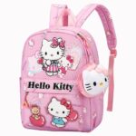 Un sac à dos Hello Kitty à motif chat mignon rose avec bretelles, poche avant et petit porte-monnaie en forme de tête de chat, sur fond blanc.
