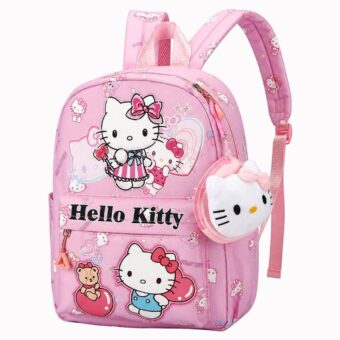 Un sac à dos Hello Kitty à motif chat mignon rose avec bretelles, poche avant et petit porte-monnaie en forme de tête de chat, sur fond blanc.