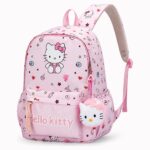 Un sac à dos Hello Kitty et ses amis rose avec motifs Hello Kitty, poche avant et petit porte-clés Hello Kitty sur le côté.