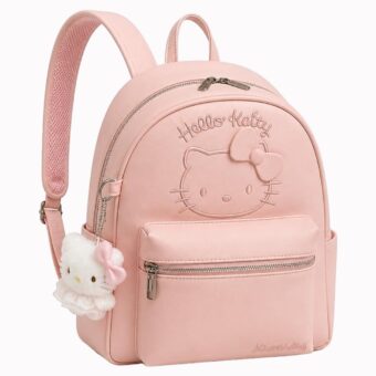Un sac à dos Hello Kitty en similicuir léger élégant rose, avec une poche avant, des bretelles réglables et un petit porte-clés peluche.