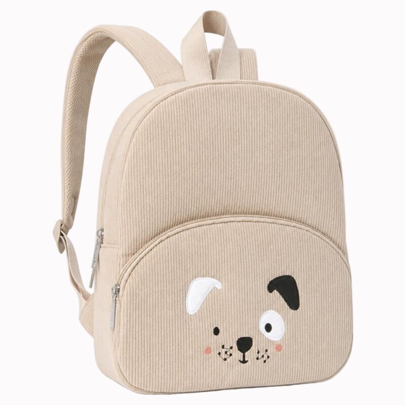 Un sac à dos maternelle en forme de chien beige avec un petit visage de chien brodé, posé sur fond blanc.