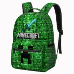 Un sac à dos Minecraft à grand visage de creeper imprimé vert, avec un grand motif de creeper et une poche avant zippée, posé sur fond blanc.