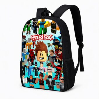 Un sac à dos Roblox illustré de plusieurs avatars du jeu, avec fond bleu clair et bretelles noires, posé sur fond blanc.