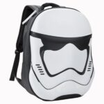Un sac à dos Star Wars blanc casque Stormtrooper relief en forme de casque blanc et noir, avec bretelles noires, sur fond blanc.