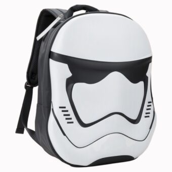 Un sac à dos Star Wars blanc casque Stormtrooper relief en forme de casque blanc et noir, avec bretelles noires, sur fond blanc.