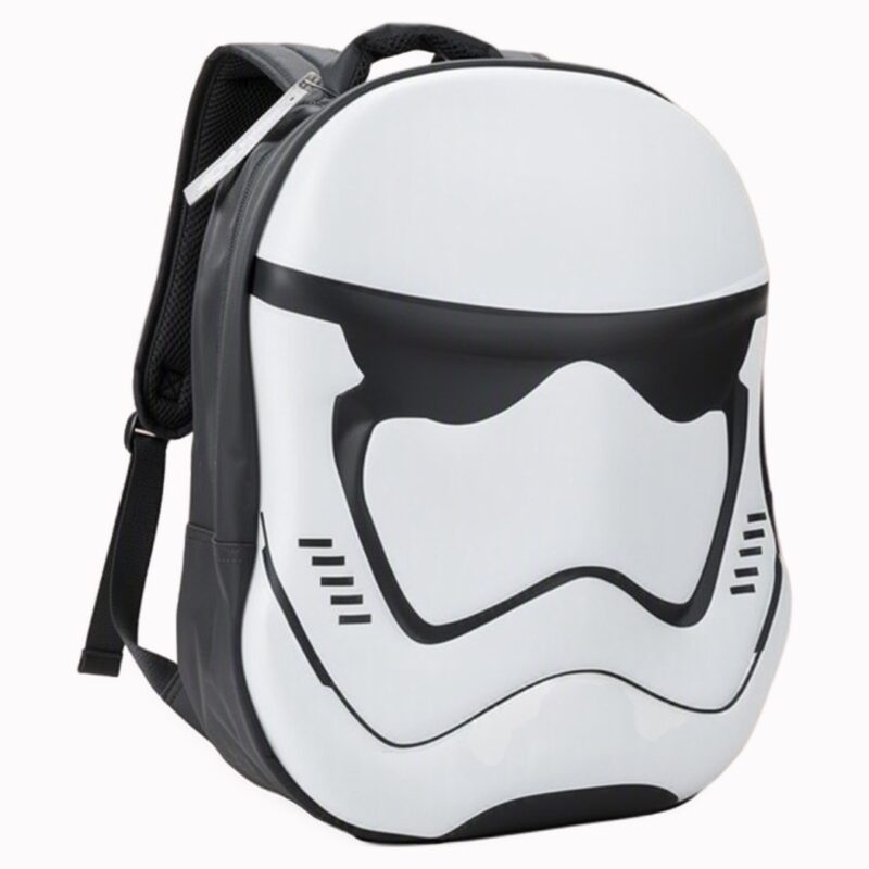 Un sac à dos Star Wars blanc casque Stormtrooper relief en forme de casque blanc et noir, avec bretelles noires, sur fond blanc.