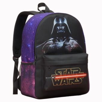 Un sac à dos Star Wars au ciel étoilé et grande capacité noir et violet, avec Dark Vador devant et une grande poche à l’avant, sur fond blanc.