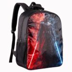 Un sac à dos Star Wars avec Dark Vador et sabre laser noir, avec une grande image de Dark Vador tenant deux sabres laser sur un fond rouge et bleu.