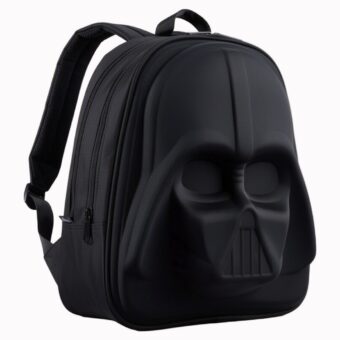 Un sac à dos Star Wars noir effet relief Dark Vador avec un visage en relief sombre, posé sur fond blanc.