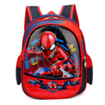 Un sac à dos Spiderman Web Team Up rouge et bleu avec Spider-Man sur le devant, posé sur fond blanc.